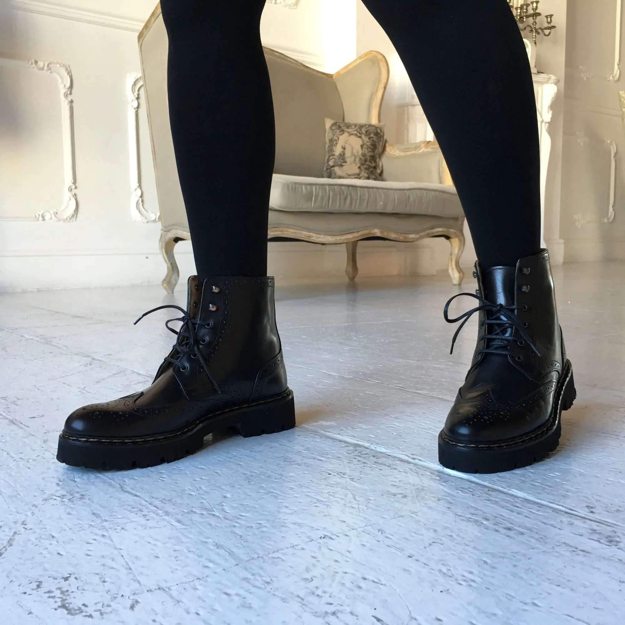 Wing tip derby boot black
